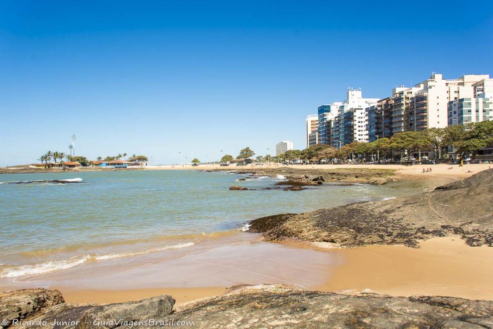 Imagem da Charmosa Praia das Castanheiras em Guarapari.